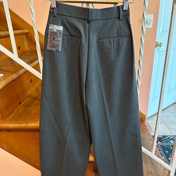 Uniqlo Wide-Fit Pleated Pants - Picture 5 of 5